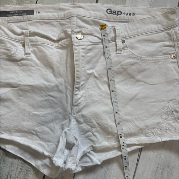 GAP White Women's Denim Cutoff Shorts with Subtle Embroidery - Picture 4 of 6